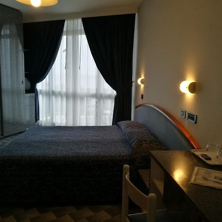 Hotel Meripol Альба-Адріатіка Екстер'єр фото
