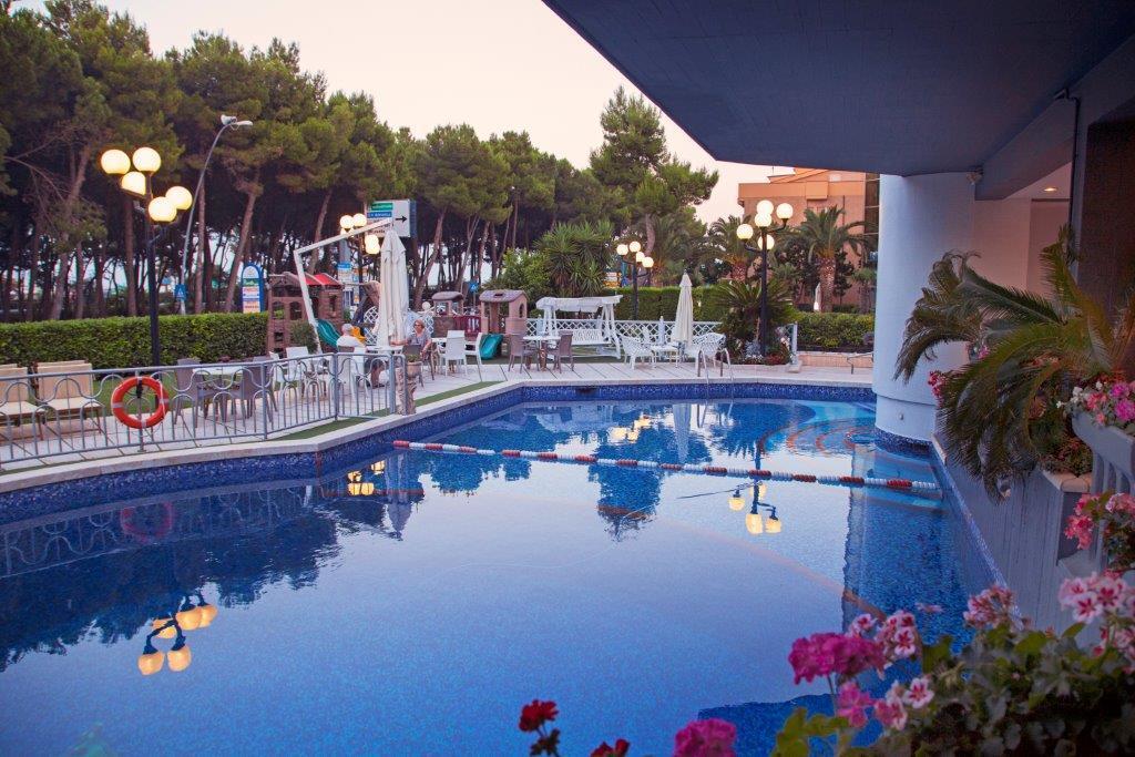 Hotel Meripol Альба-Адріатіка Екстер'єр фото